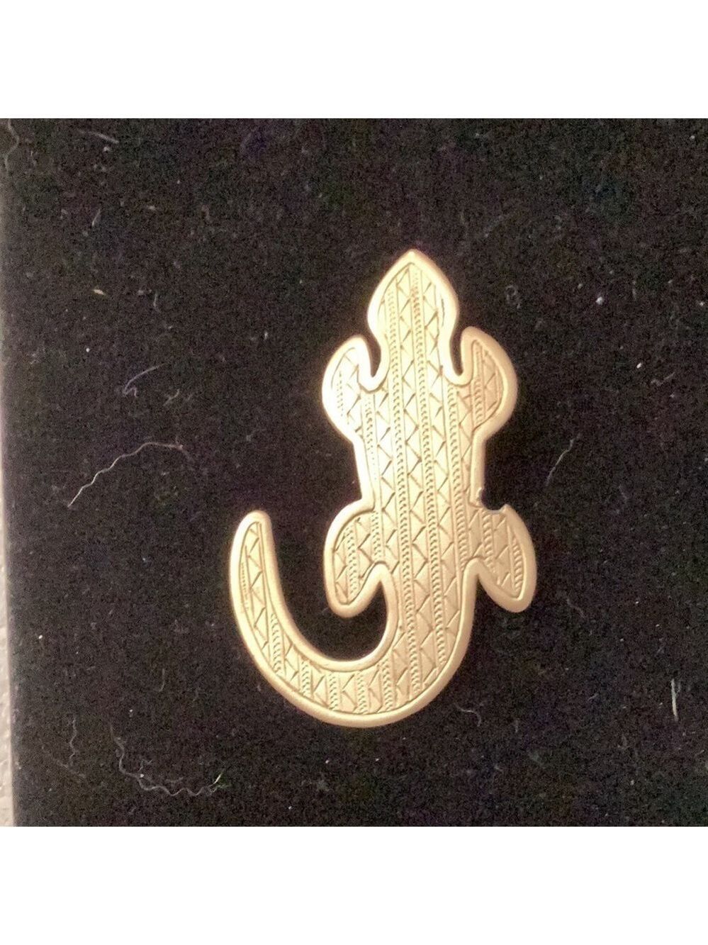 1980’S PIN GOLD METAL LIZARD W/ TRIANGLE EMBOSSED DESIGN